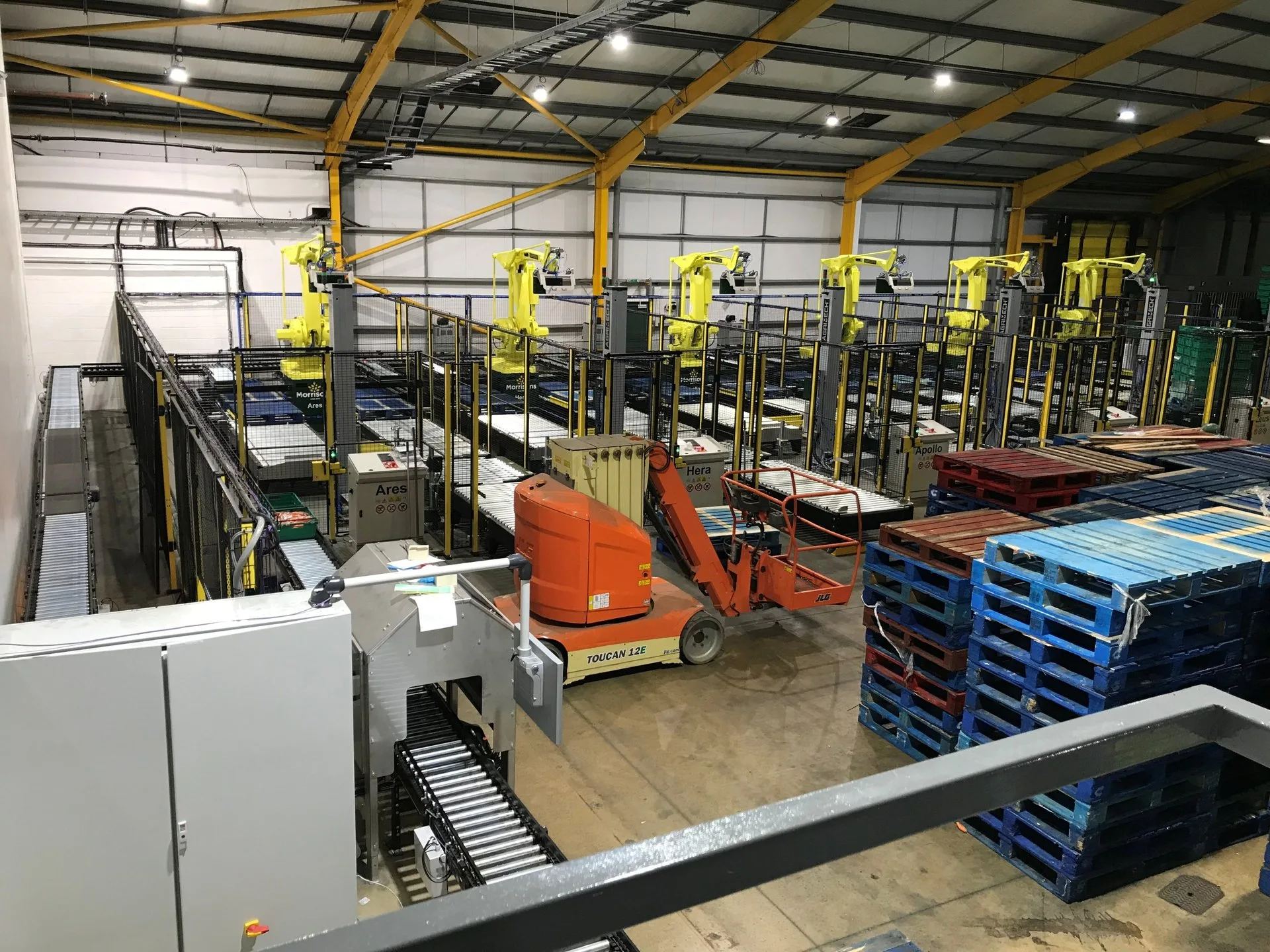 robotic-palletising-factory-floor Robotic palletising line on a factory automation floor
